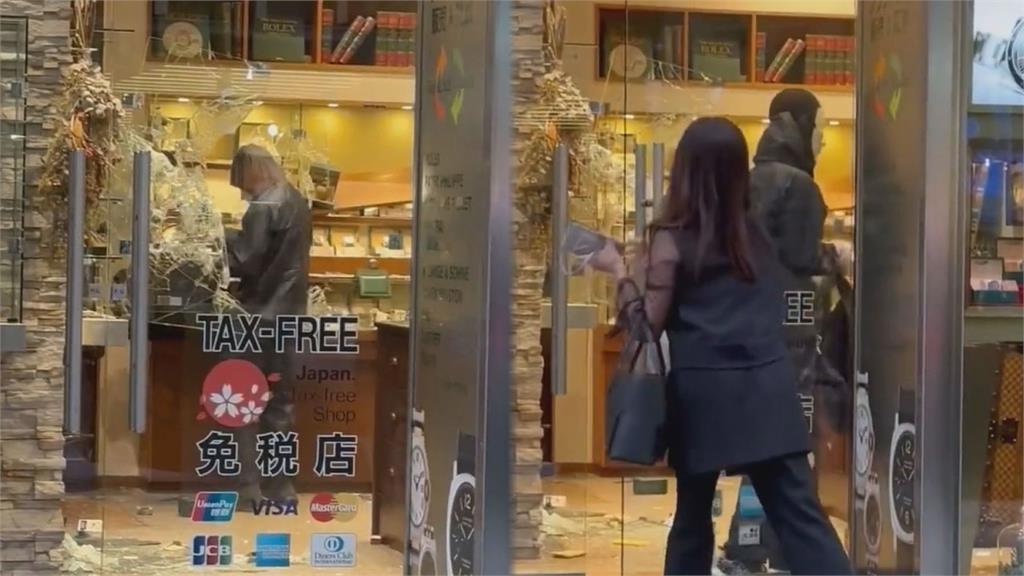 日本銀座精品店遭搶！4面具怪客砸櫃掃上億名錶　霸氣貴婦拍照還擋門