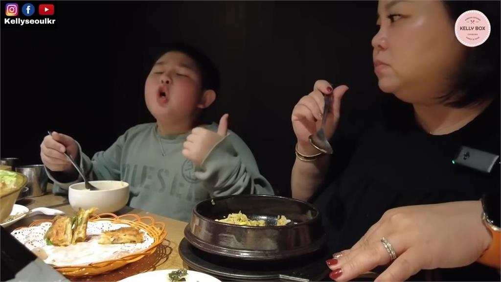 實測台灣韓式吃到飽！南韓尪「狂掃桌上美食」　大讚：以為在家鄉