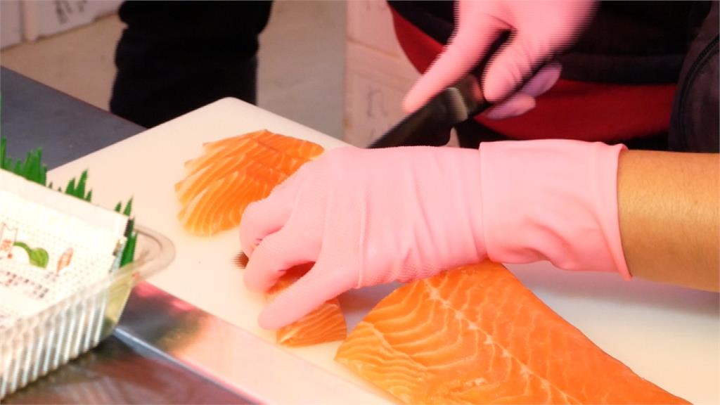 台中魚市最鮮生魚片 銅板價學生瘋排