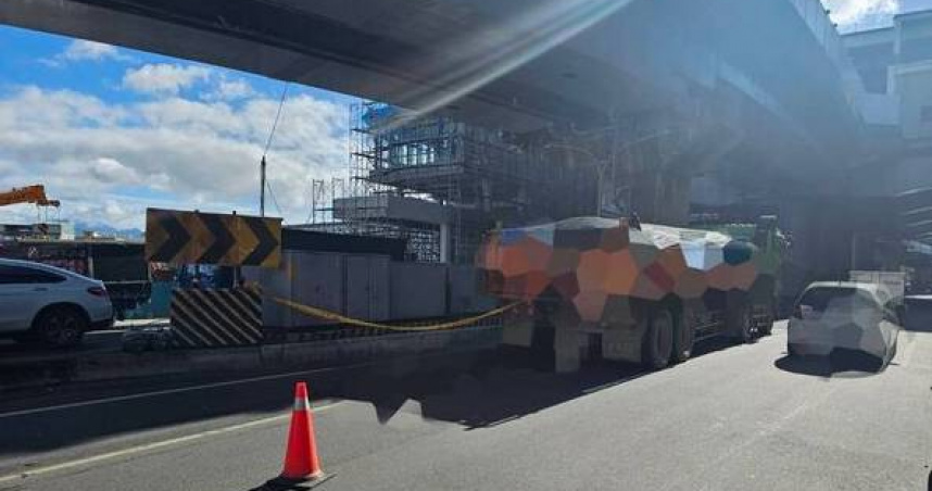 鶯歌驚悚車禍!砂石車右轉「沒看到人」 男子遭捲車底慘死現場