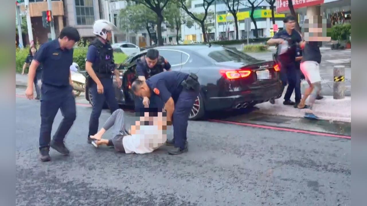 駕駛「毒酒駕」還沒繫安全帶　兩友瞎挺吼警被壓制上銬