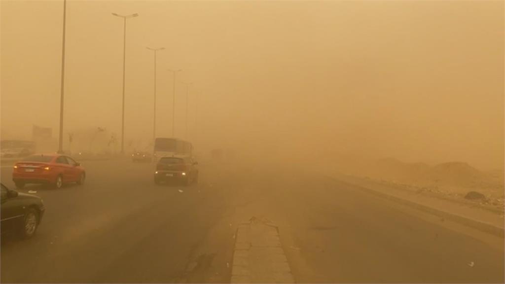 埃及首都刮強烈沙塵暴　吹垮大型看板至少壓死1人