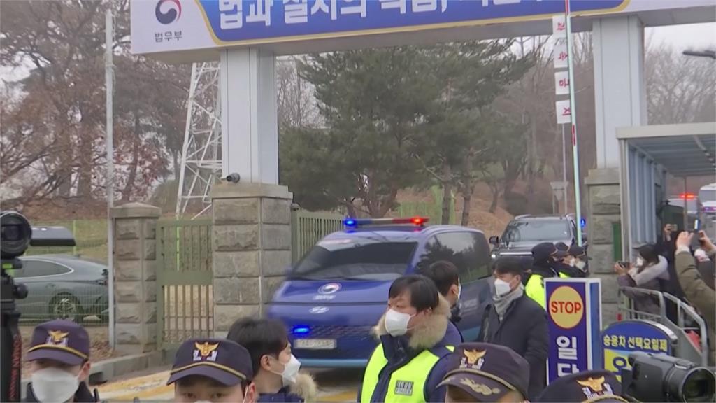 南韓總統彈劾案三度開庭！　尹錫悅出庭後「不明原因」送軍醫院