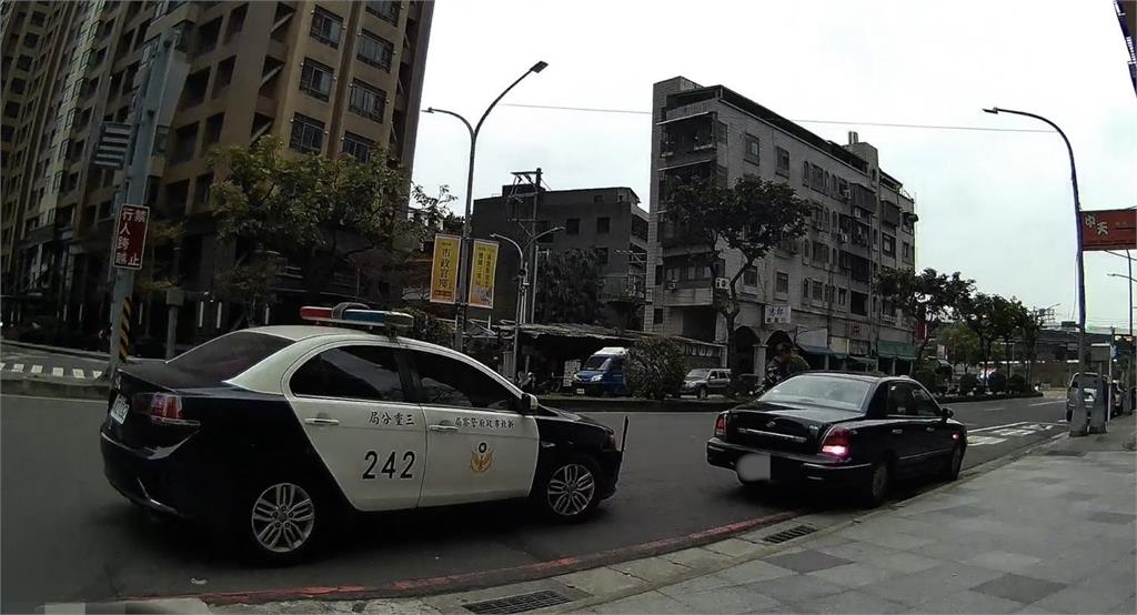 不滿只有自己被開單 見違規就批警「不開單就是瀆職」