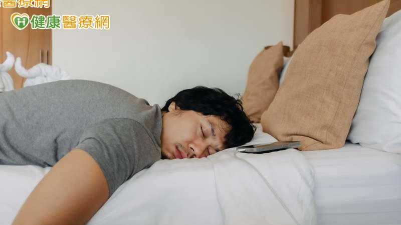 睡姿與脊椎問題、胃食道逆流有關？仰睡、側睡適合誰？醫：「這姿勢」超NG