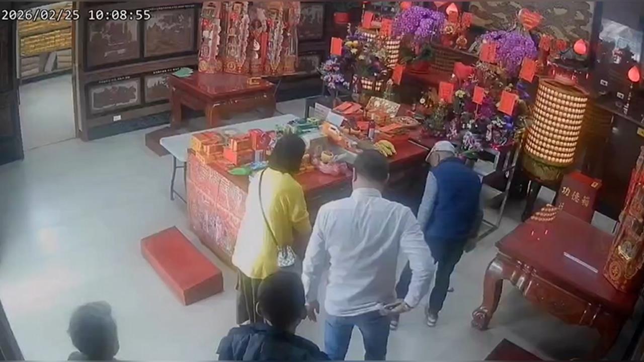 奇景！民眾參拜擲筊後「雙角立筊」　苗栗大埔福德祠廟方：建廟首次