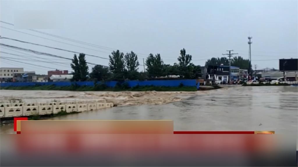 連日暴雨山洪暴發！北京淹水「地鐵站成瀑布」