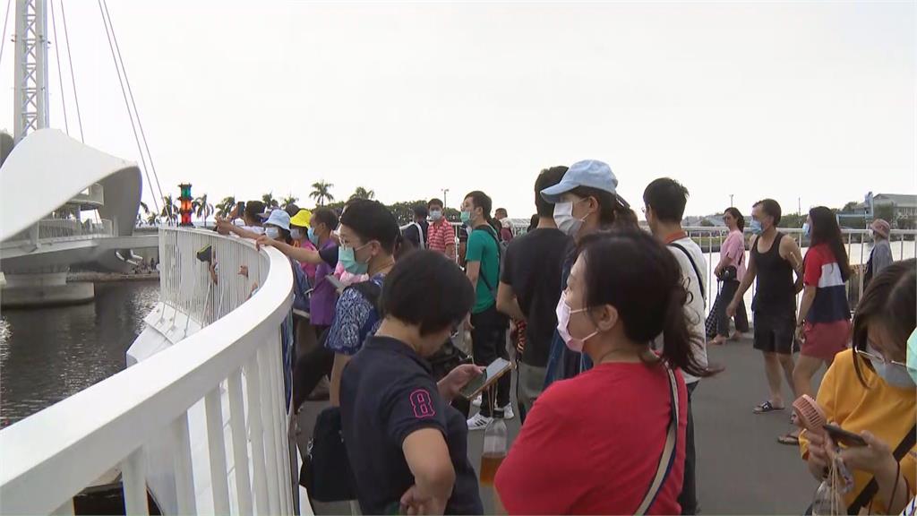 快新聞／高雄駁二「大港橋」湧大批遊客 民眾讚：台灣人真的很幸福！