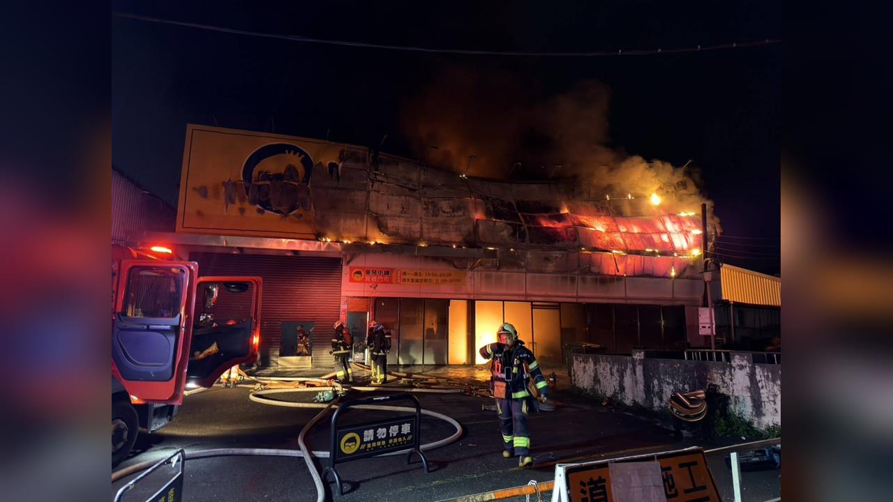 快新聞/汐止電商店面暗夜大火!環保局:濃煙飄散影響空氣品質