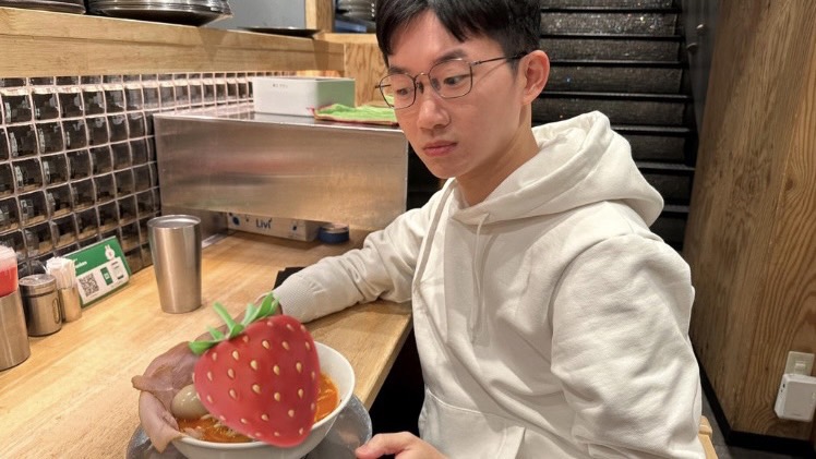 視網膜吃「草莓蛋糕拉麵」吐5字感想 衝擊畫面讓炎亞綸喊:比香菜邪門