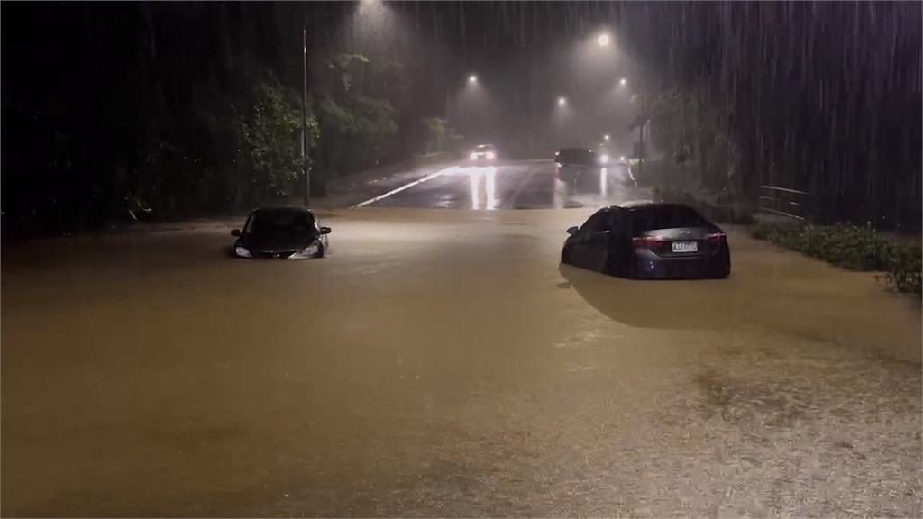 山陀兒豪雨狂炸　新北瑞八公路淹成小河、汽車滅頂