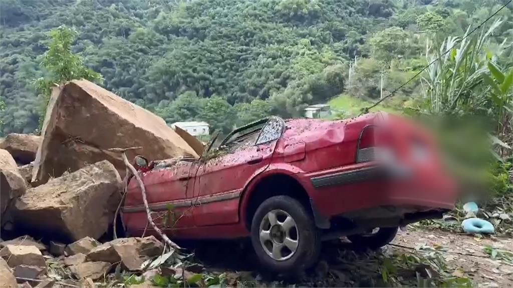 驚悚巨石砸車！　苗栗泰安自小客車遭砸「2人喪命」