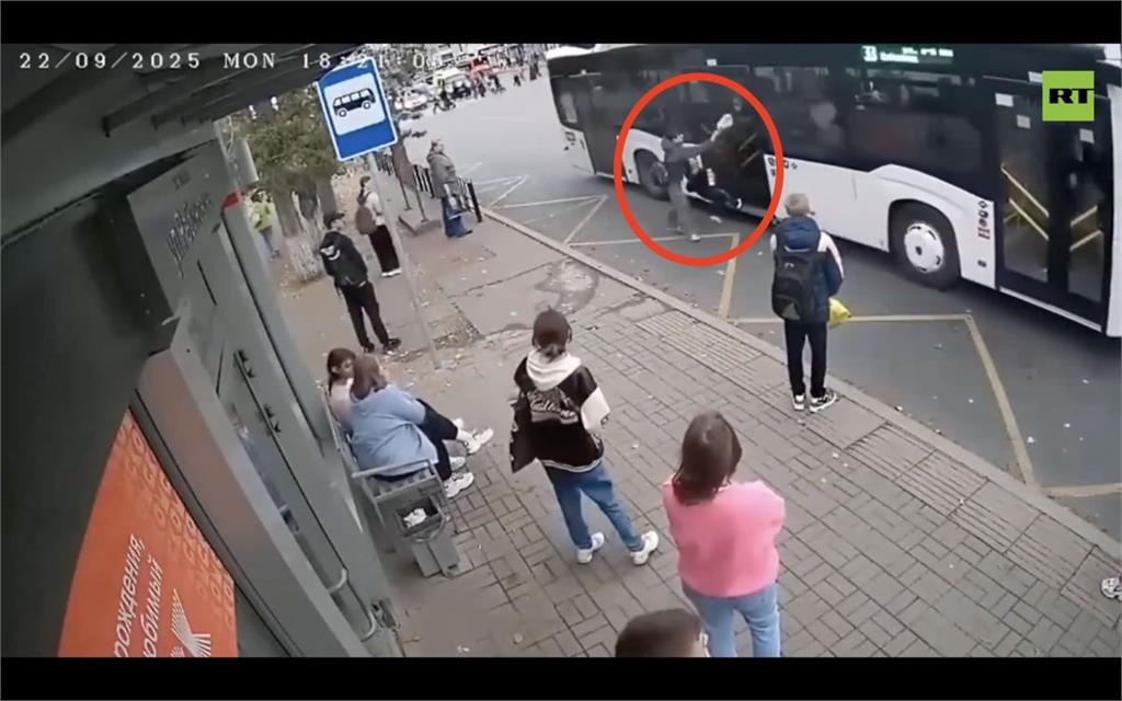 母崩潰拍車門狂追！俄5歲童仍遭拖行數公尺　驚悚畫面曝光