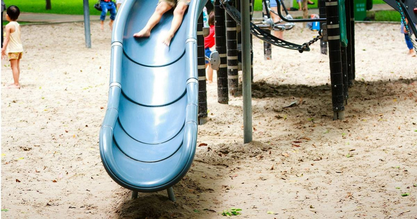 阿公阿嬤公園脫褲激戰！家長跟小孩嚇壞　他辯「在聊天」下場慘了
