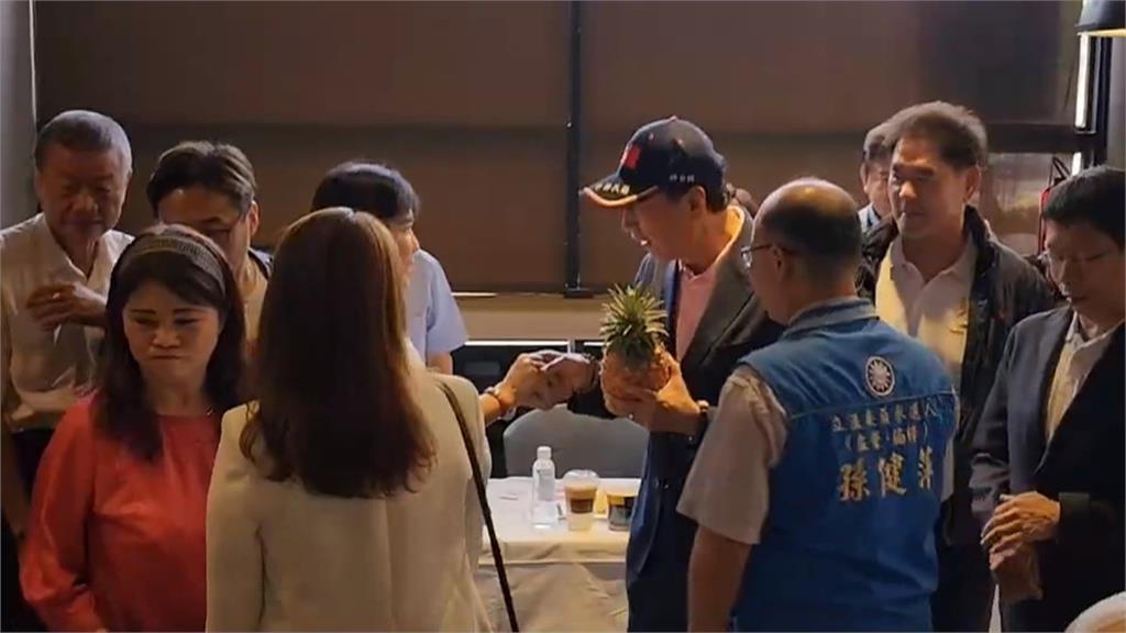 民調只輸侯友宜1.4%　郭台銘高雄行拉攏挺韓民代