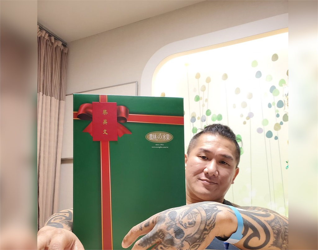 快新聞／館長秀總統送的水果禮盒 開心寫下「感謝總統關心謝謝你」