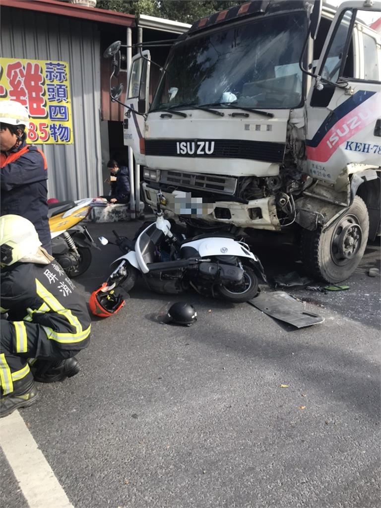快新聞／混凝土車失控衝撞多台機車 騎士倒地6人急送醫搶救