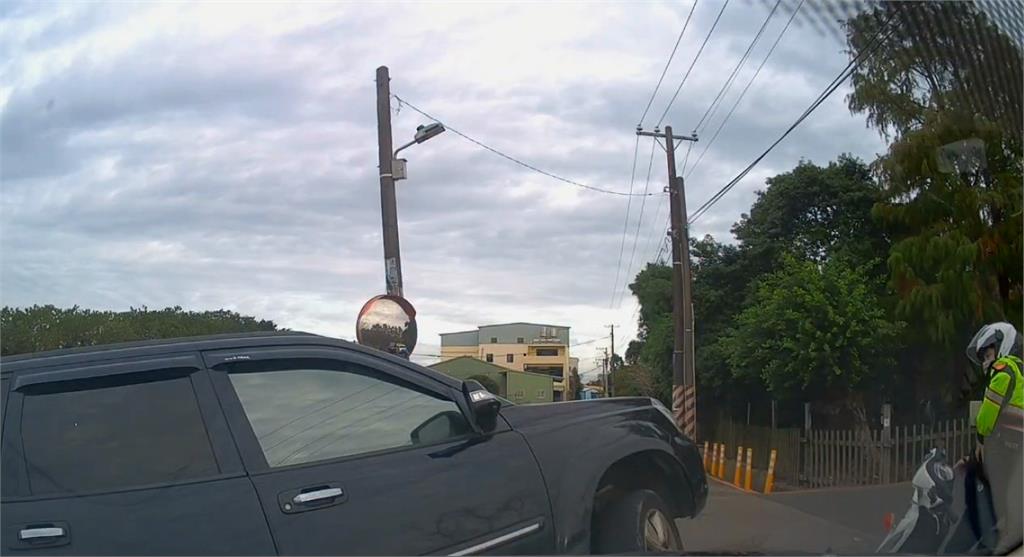 掛假車牌心虛拒檢!通緝犯逃逸滑落田裡落網