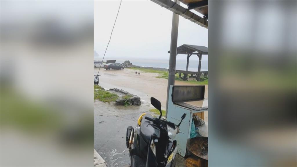 蘭嶼風雨漸增　椰油村道路成泥流小溪
