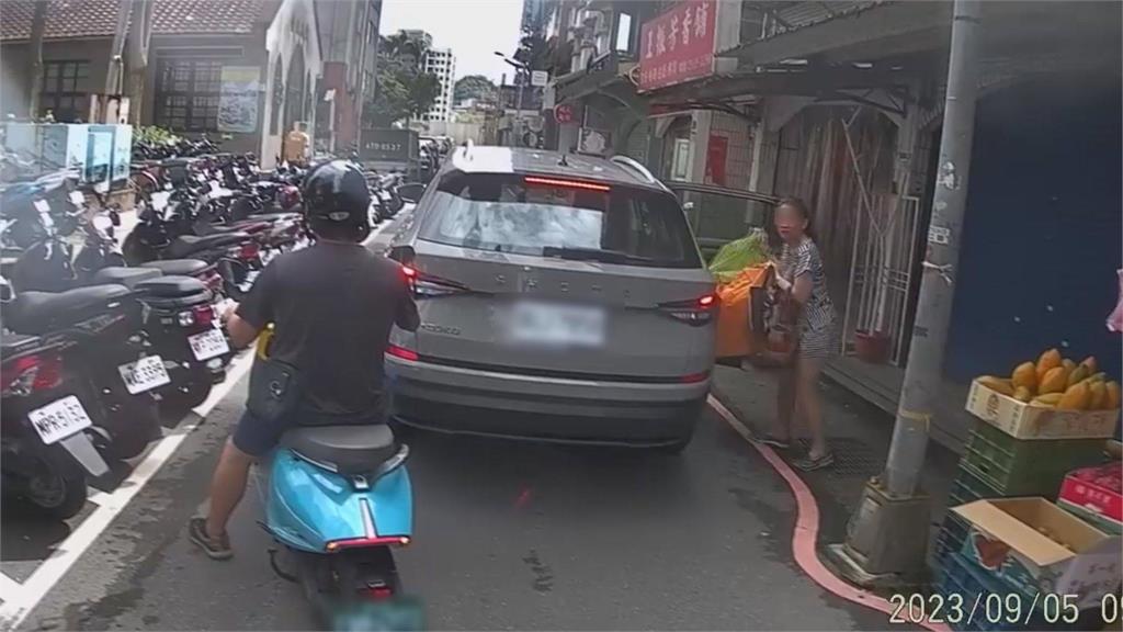 路你家的？4輪「臨停路中間」被叭還不爽　騎士開嗆網讚爆：剛好而已