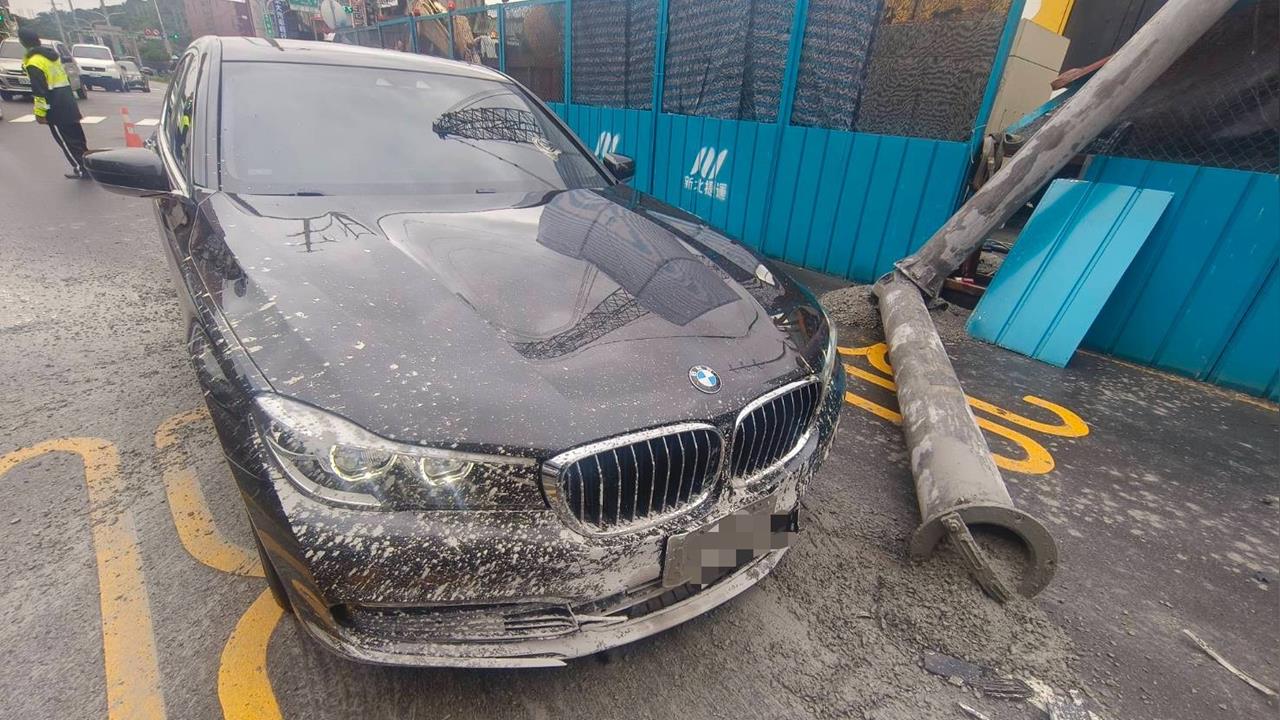 快新聞/天降大鋼管!樹林捷運施工意外「BMW險遭砸爛」 驚悚畫面曝光