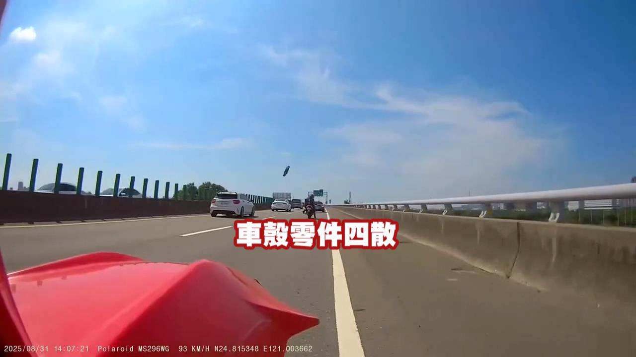 賓士台68線「超車擦撞」重車 騎士險摔車、手臂擦挫傷