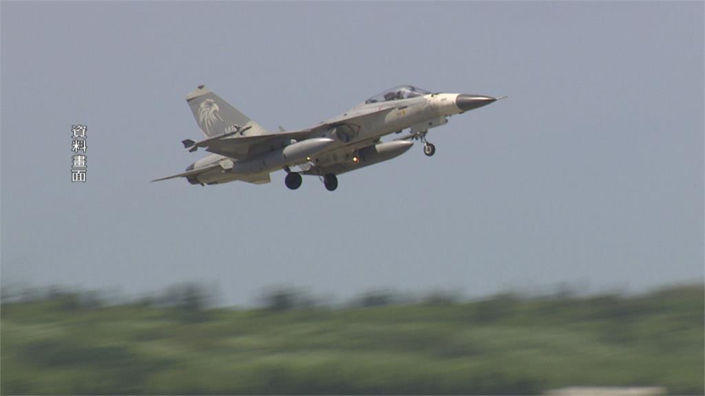 快新聞／台南IDF戰機降落輪胎壓不足卡跑道　幸人機均安