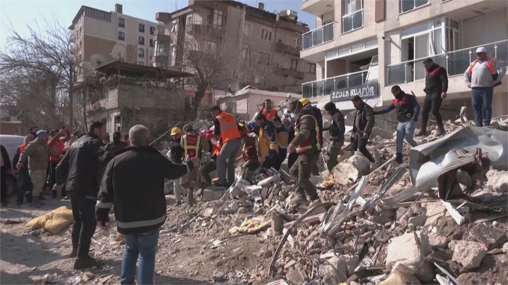 土敘強震逾4.3萬人罹難　災民受困12天奇蹟獲救