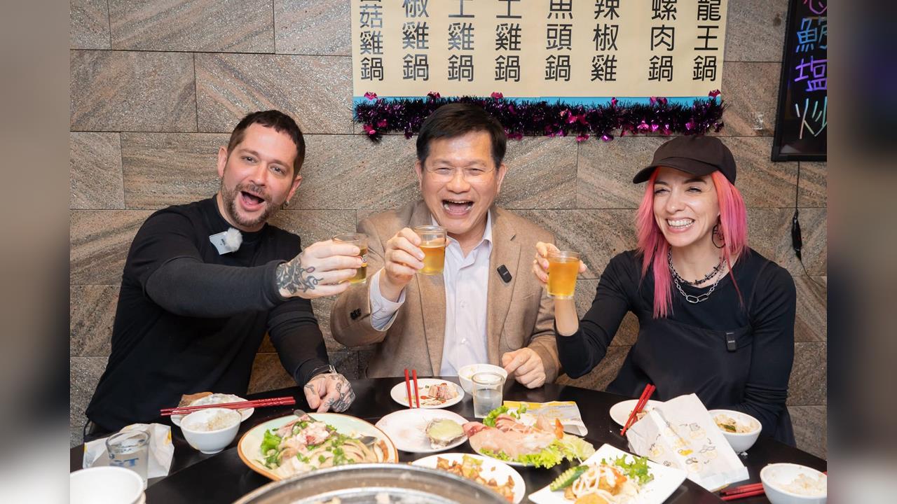 快新聞／首來台就吃這一桌！林佳龍招待巴拉圭網紅大啖熱炒　用台灣日常交朋友