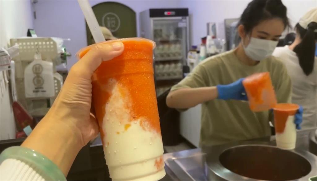 超消暑！嘉義飲料店推木瓜牛奶冰沙　民眾排隊近１小時搶買