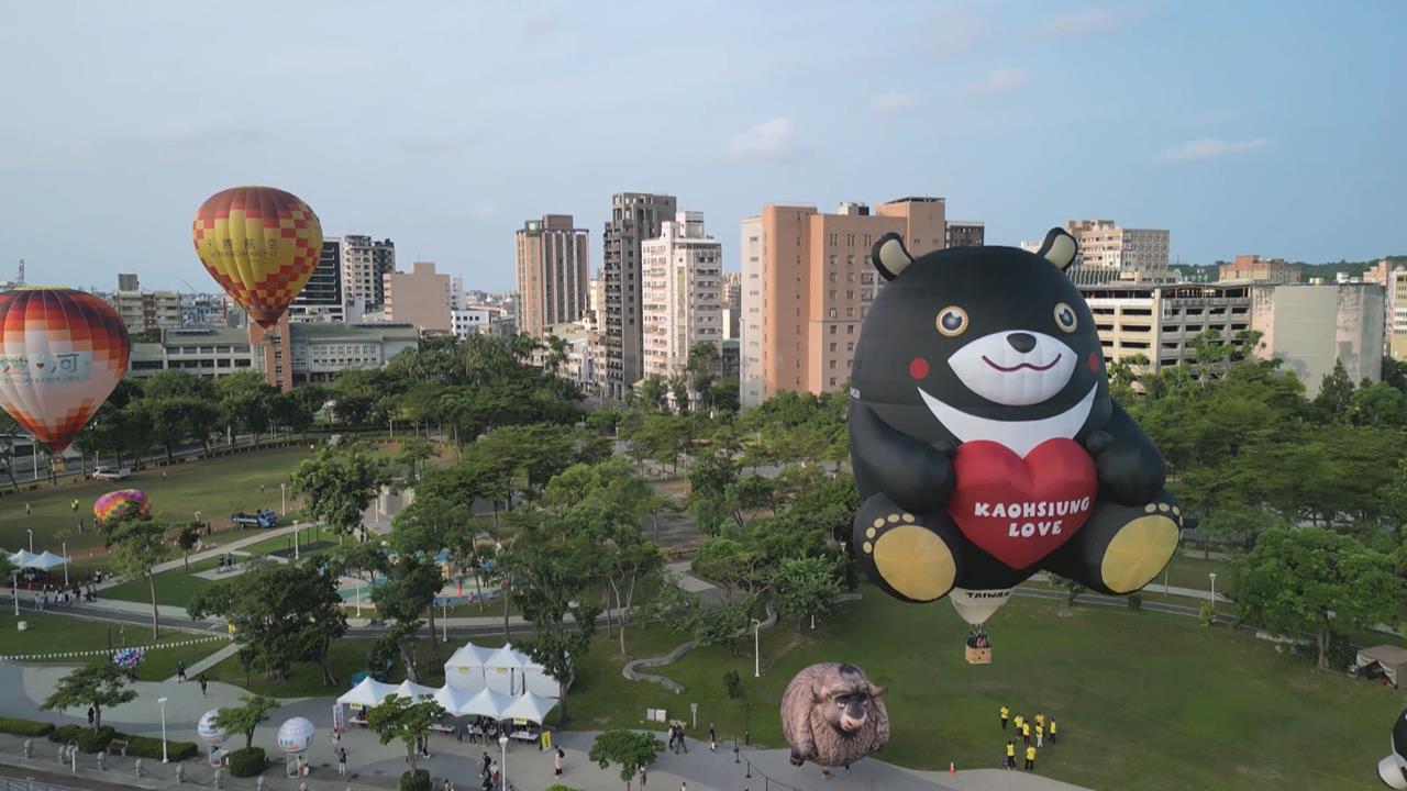 高雄「愛‧月熱氣球」移師愛河畔舉辦 湧入民眾爭先拍照留念