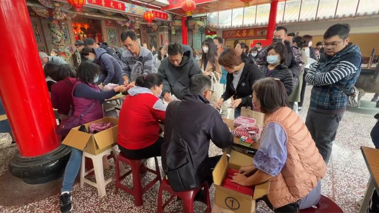 快新聞／缺鄉親嗎？竹縣新豐鄉今發放「3600元日旅津貼」　居民大排長龍領錢