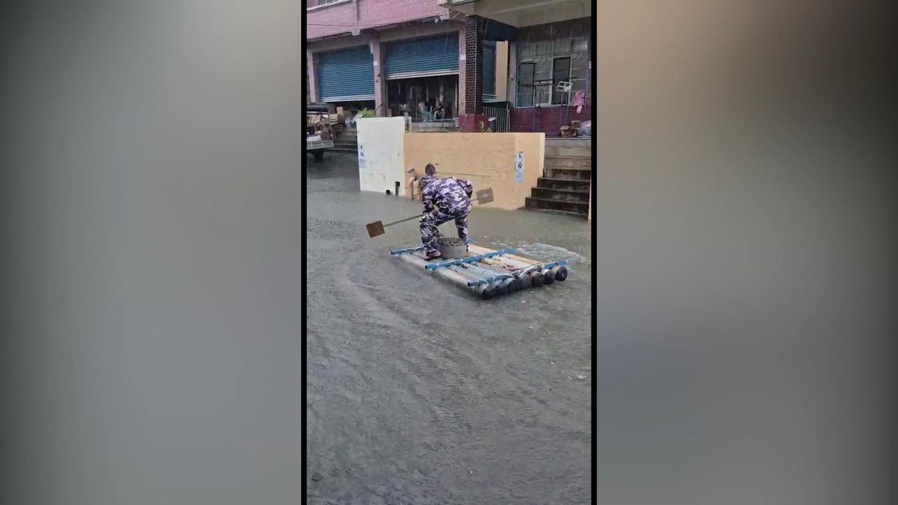 屏東佳冬海埔道路淹成河　居民「自備膠筏」上班捕魚