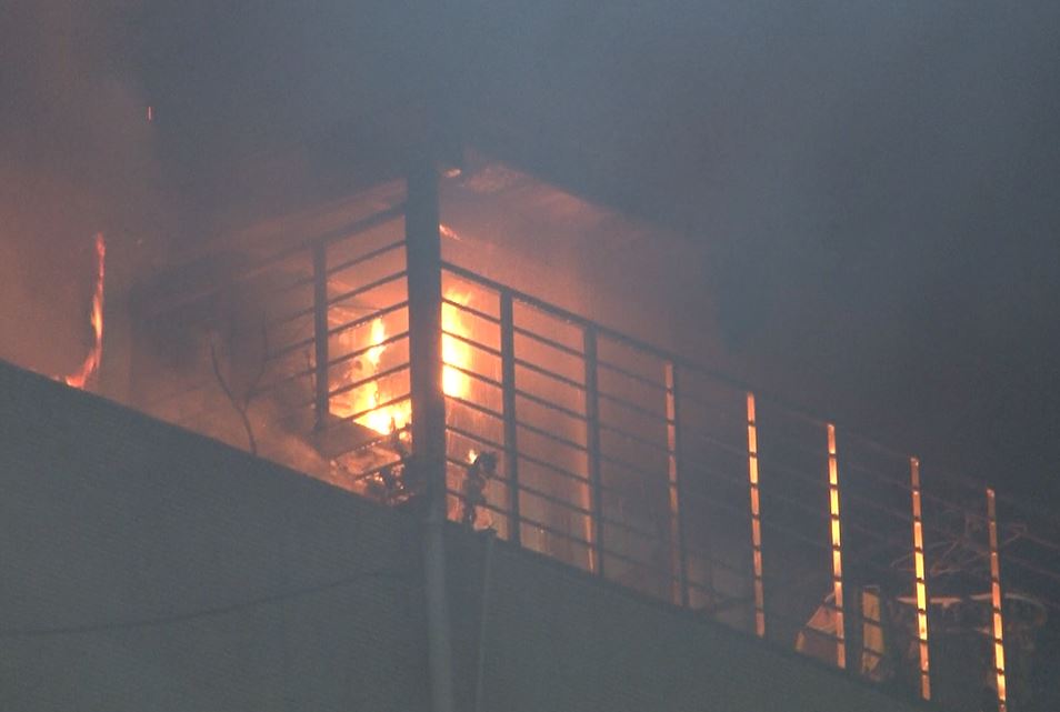 北市民宅4樓頂加凌晨火警　消防到場灌救疏散28名住戶
