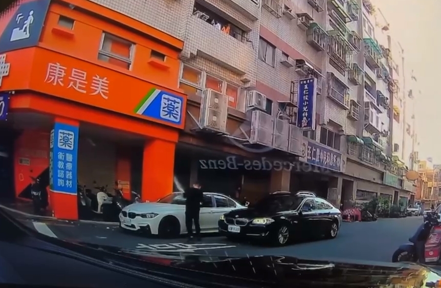 竹東驚見球棒隊！男猛砸朋友車洩憤　民眾看傻秒PO網
