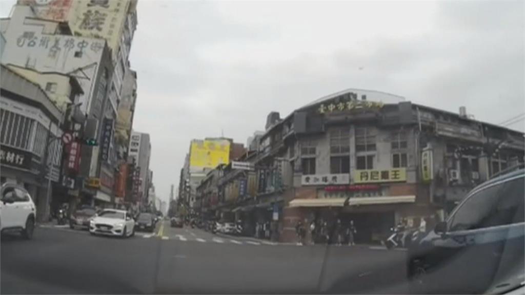 媽媽快喘不過氣了! 警車開道救援