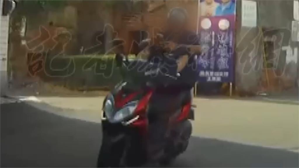 危險騎車!騎士腳控龍頭催油門 雙手滑手機