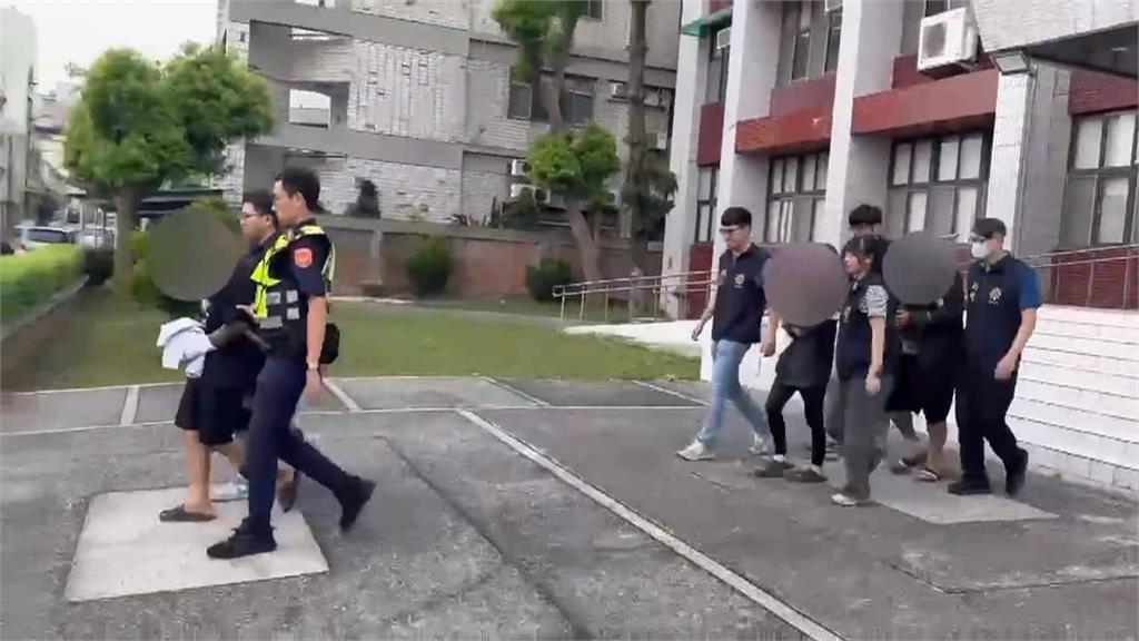黑衣蒙面男闖智取店偷竊！　手法俐落速搶逾40萬