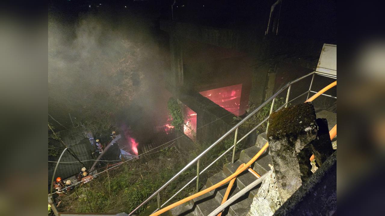 快新聞／最新！新店鐵皮屋冒濃煙「全面燃燒」　消防隊提醒民眾「戴口罩」