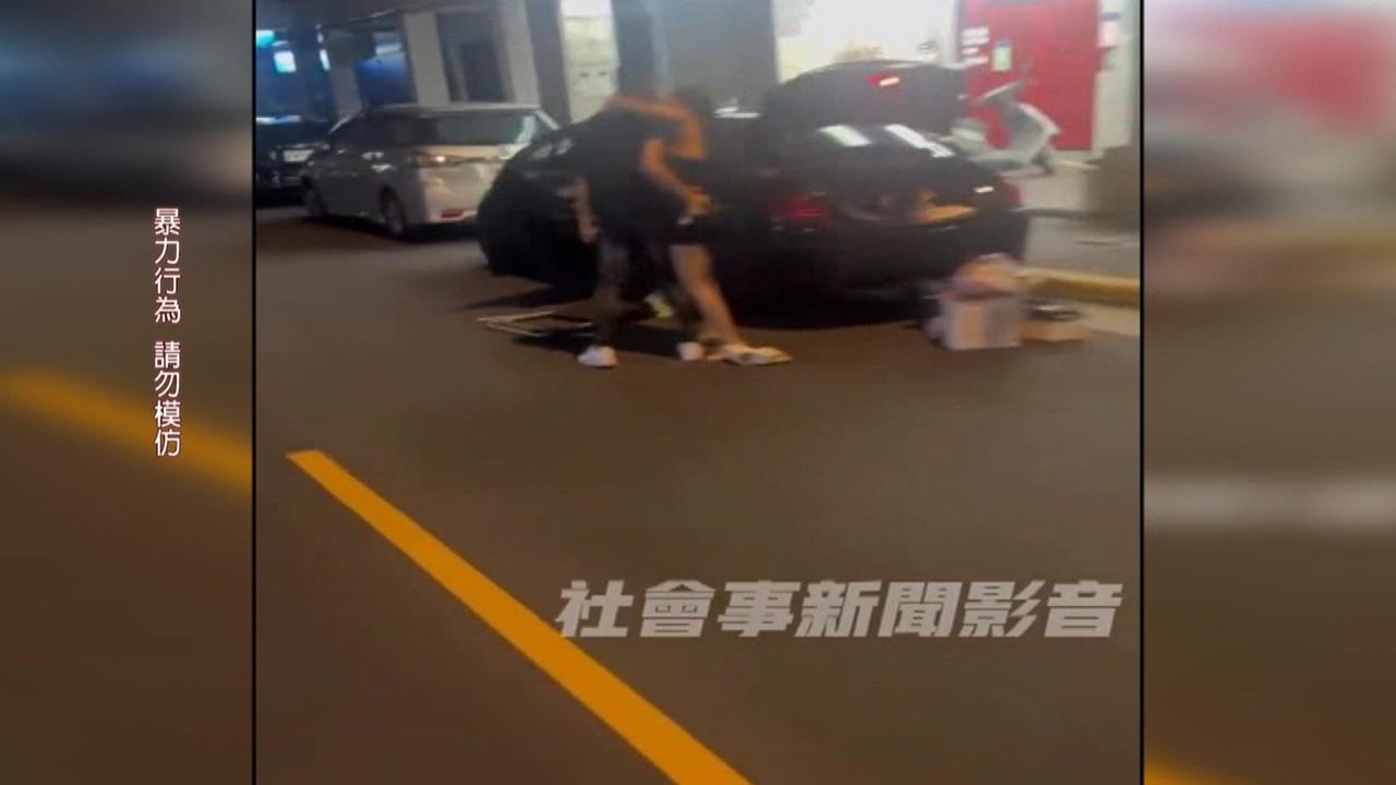 北市情侶當街鬧分手！　女持傘架、雨傘攻擊　男友怒提告