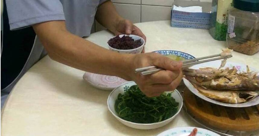 誤吞魚刺急喝醋吞飯！29歲男隔天「吐血身亡」醫揭正確應對方式