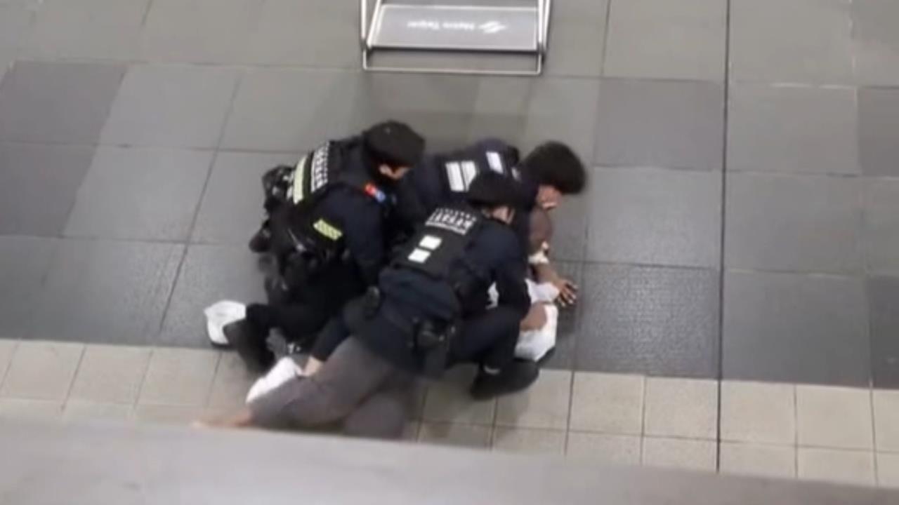 捷運市府站與街友衝突! 酒醉洋男自稱YouTuber推警遭壓制