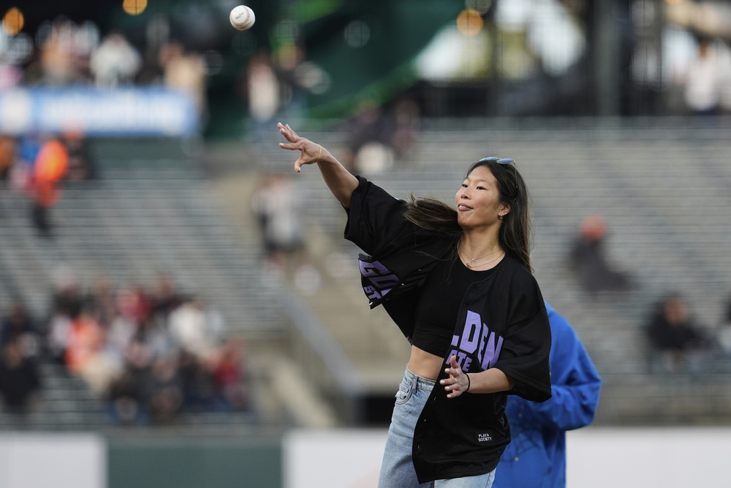 MLB(影)／首位WNBA台裔球員陳紫柔登大聯盟開球　巨人熱情迎：歡迎來灣區