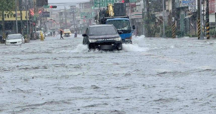 豪雨狂炸中南部！「時雨量破百」啥概念？氣象署：一票人一輩子沒見過