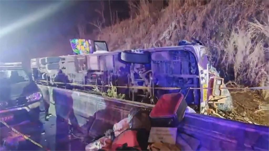 泰國巴士失控翻車墜溝　18死逾30人傷