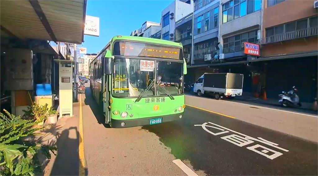 開學日被放鳥！竹縣學子寒風中等無公車　家長急接送
