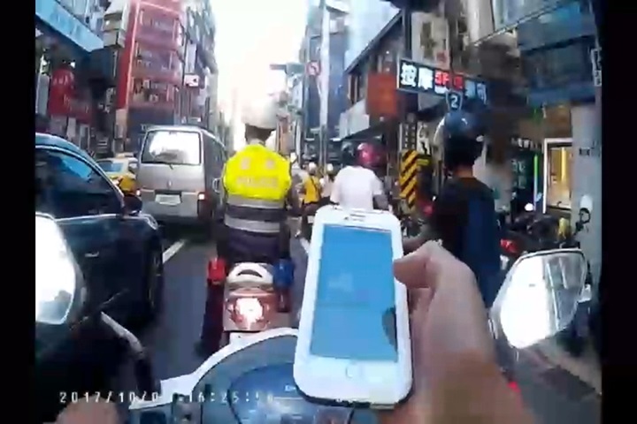 神來一「查」! 警停紅燈隨手查竟發現失竊車