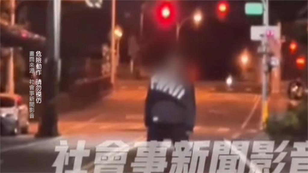 喪屍？男「詭異搖晃」逼近攔路　駕駛嚇破膽秒做1動作
