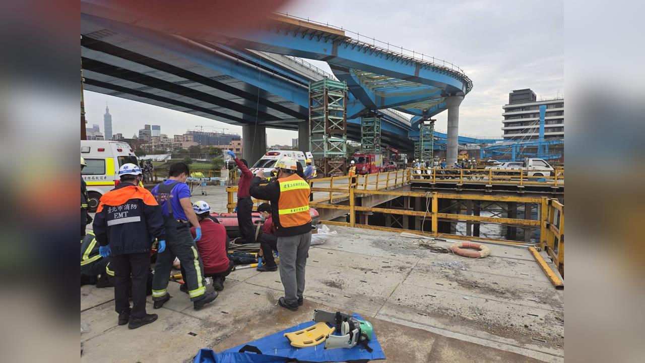 快新聞/台北民權大橋驚傳工安事故!施工人員墜河 2人送醫