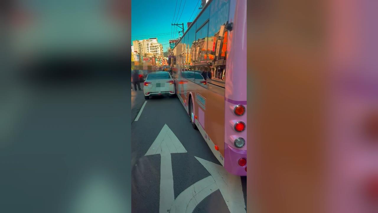 火爆！公車、轎車擦撞起口角　毒品快篩「雙雙陽性」